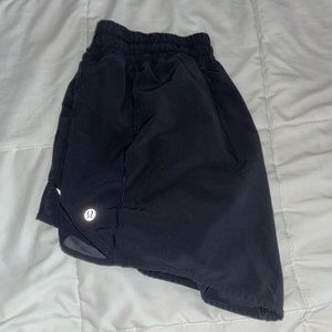 Lululemon black hotty hot shorts 4” size 6